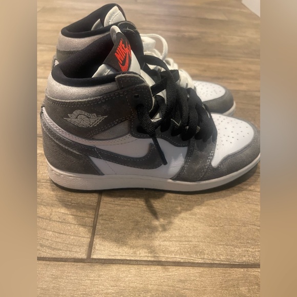 Kids size 4Y Air Jordan 1 - Picture 3 of 6